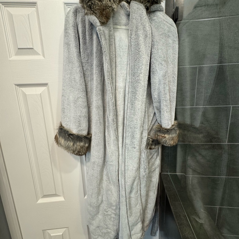 Elegant Faux Fur Trimmed Robe - Light Gray